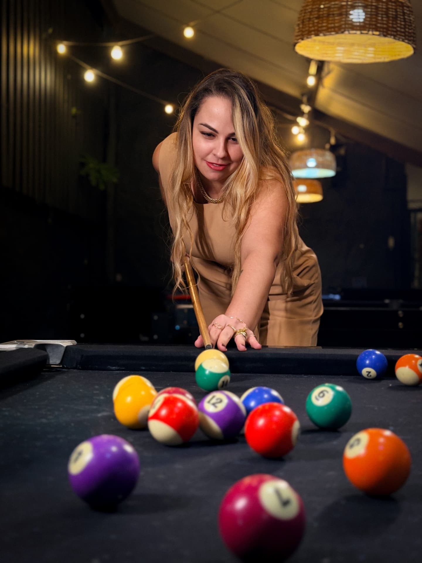 Cliente jogando sinuca na Vila Rébua