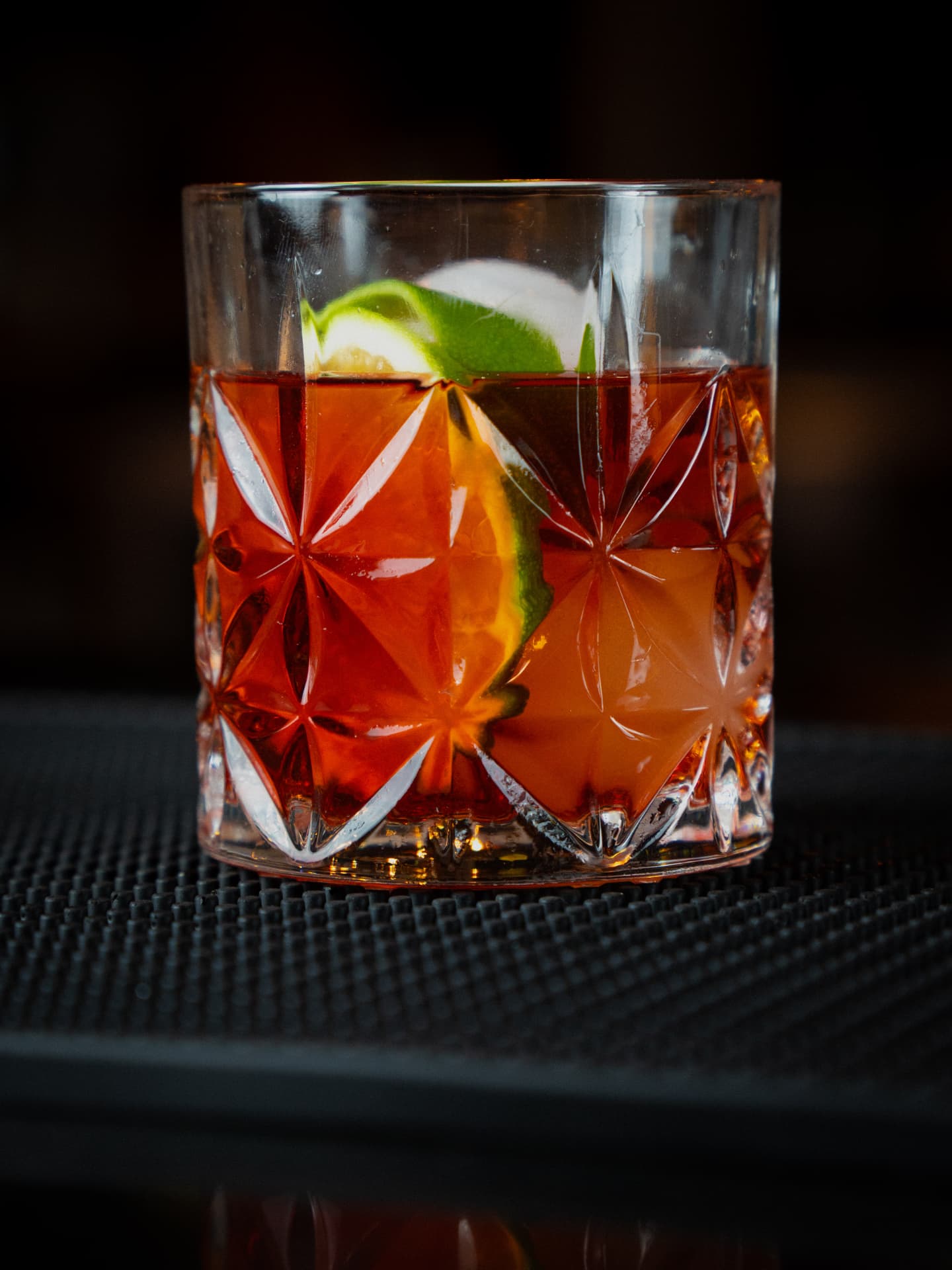 Drink com limão em copo de cristal