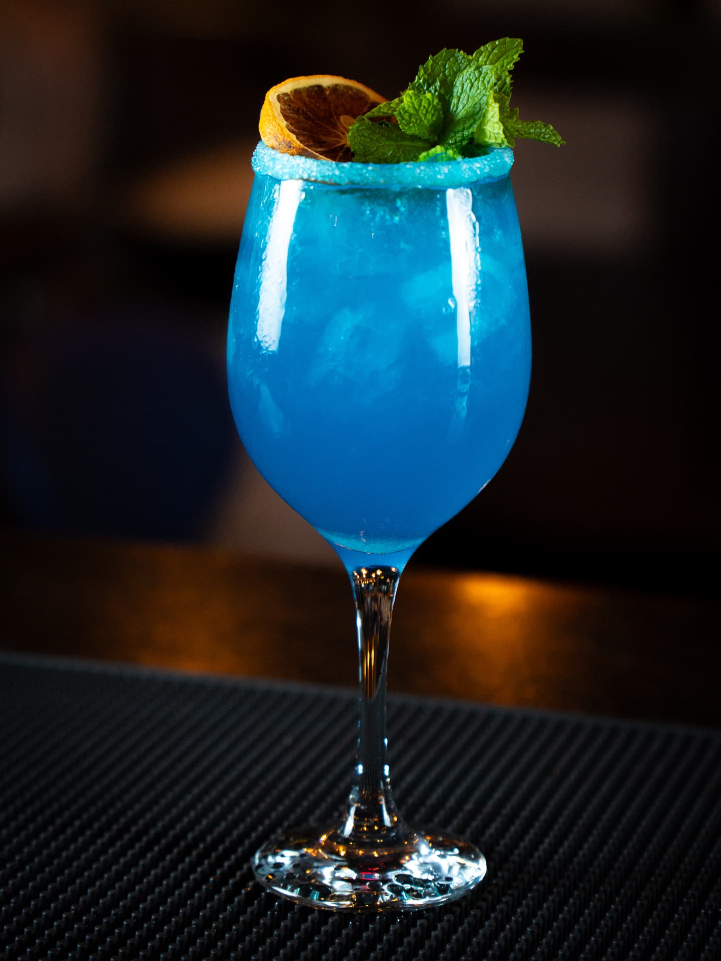 Drink azul com hortelã e laranja desidratada